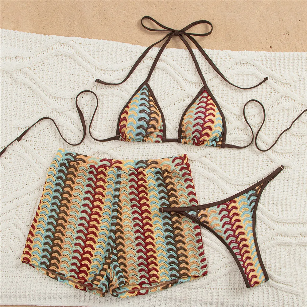 

2026 Цветные вязаные полосатые купальники с лямкой на шее, треугольные комплекты бикини, комплект из 3 предметов, шорты, микро-стринги, сексуальный женский купальник