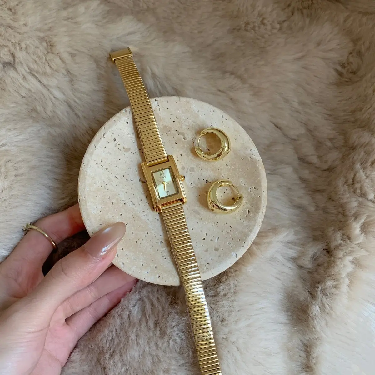 

Новые стильные и элегантные женские повседневные часы с высококачественным корейским дизайном, уникальным ремешком-цепочкой и изысканными деталями.