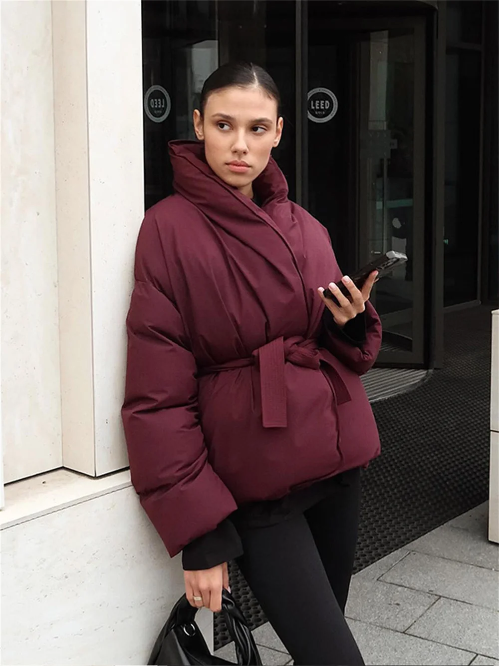 Abrigo acolchado de algodón con cinturón rojo vino elegante para mujer, chaqueta gruesa de manga larga con cuello levantado sólido para invierno, prendas de vestir para ir al trabajo para oficina