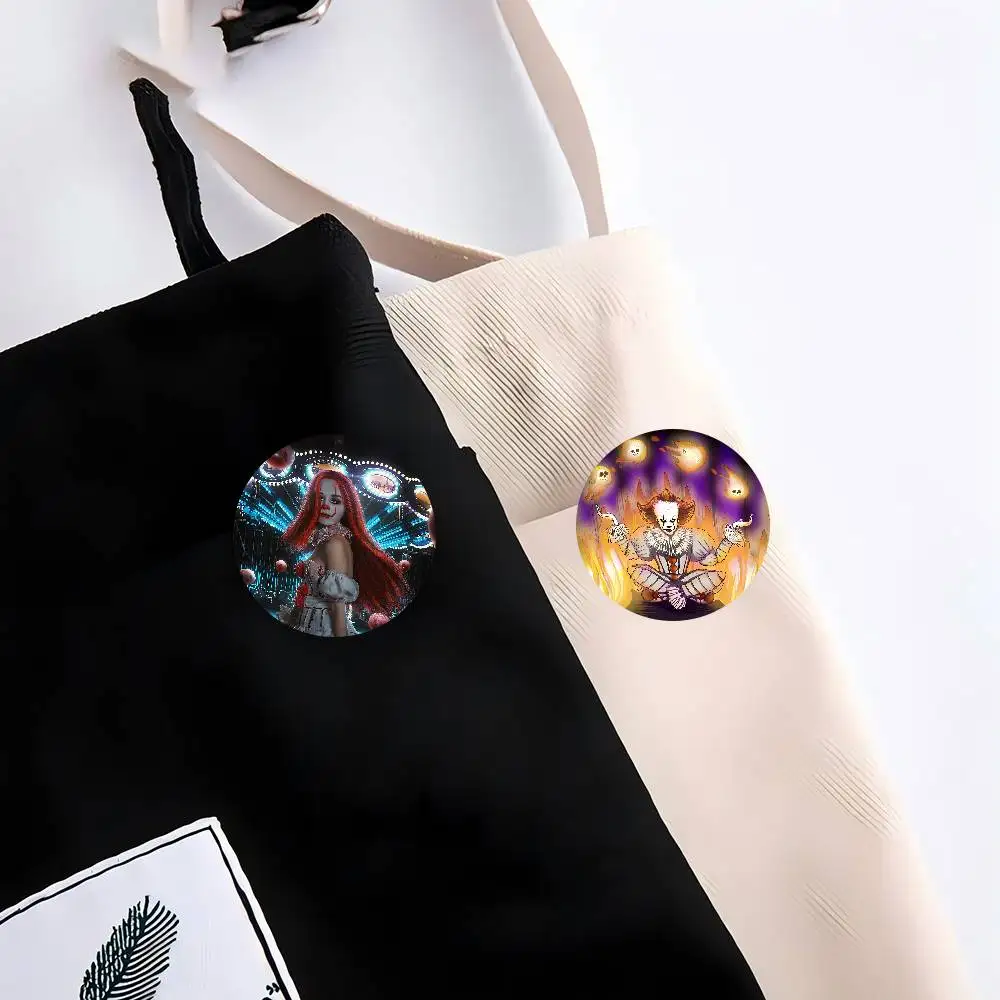 مخيف Pennywise مهرج 58 مللي متر لطيف أنيمي الشكل أيقونة شارة اليدوية صفيح بروش لحقيبة الظهر الملابس الصدر حلية الهدايا