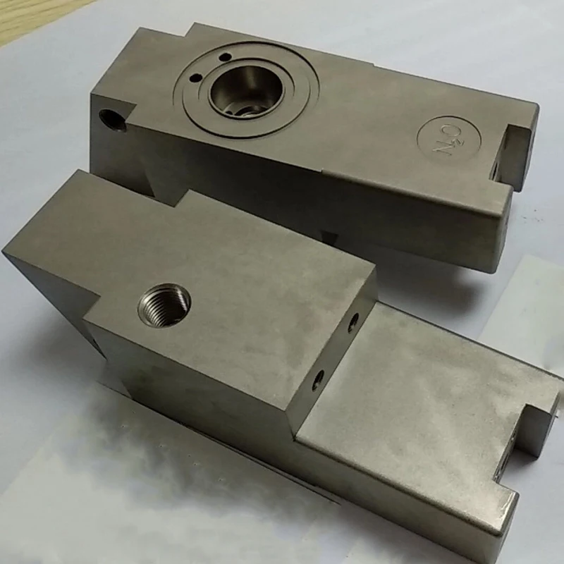 

Изготовленный на заказ никелированный латунный гидравлический коллектор, компоненты из латуни, обработанные на станке с ЧПУ