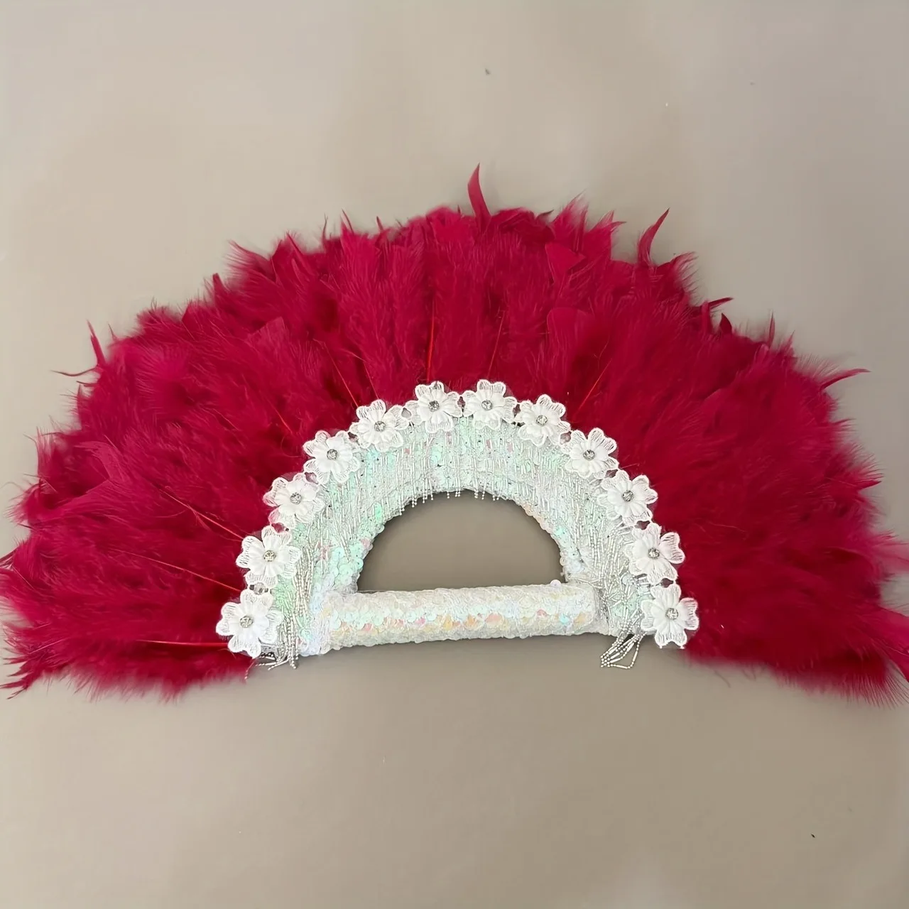 عروس الزفاف تحمل مروحة، ومراوح كرات مكياج الهالوين وعيد الميلاد، ومحبي التلفزيون والأفلام