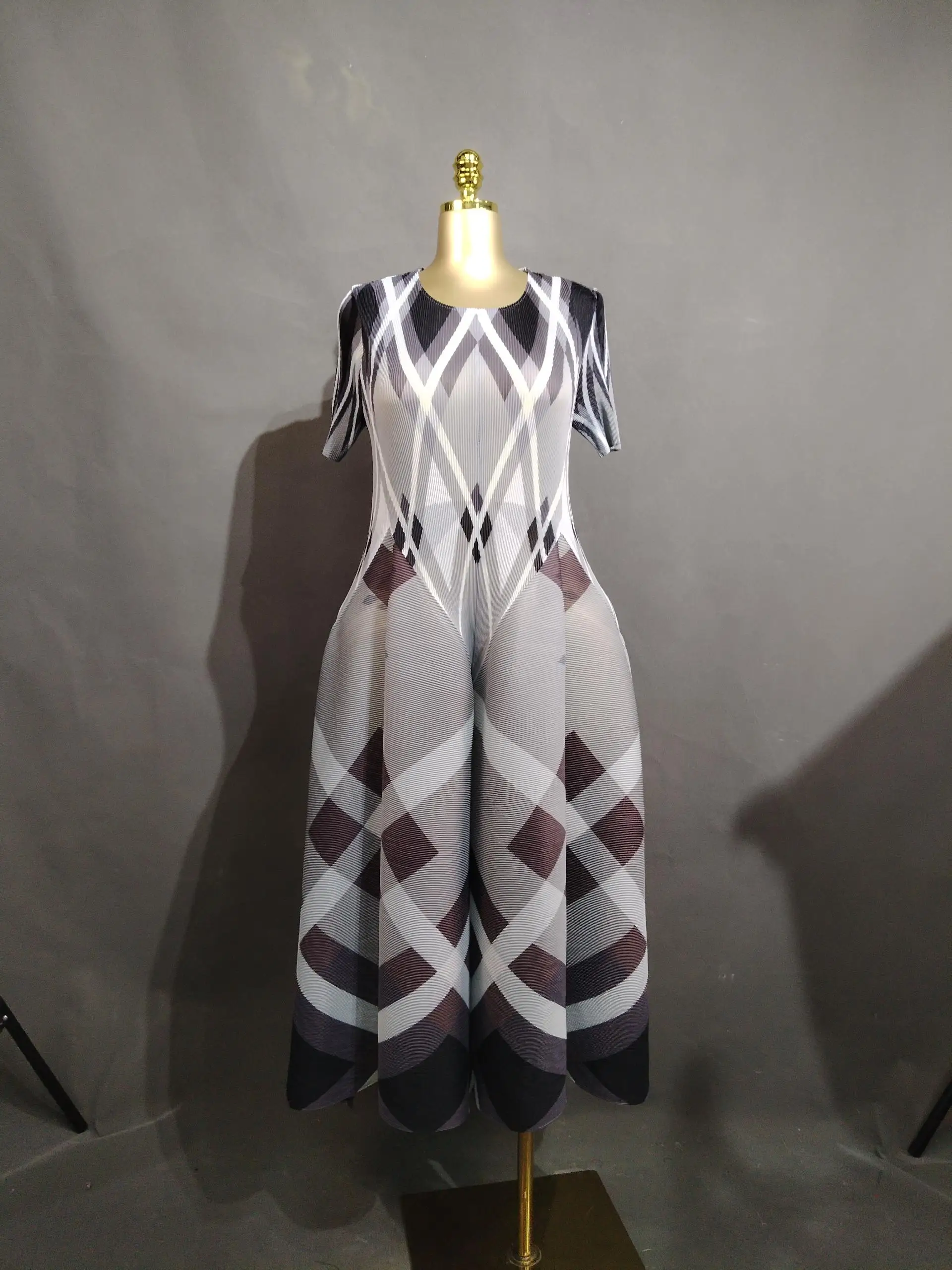 Damenkleid mit Blumenmuster, knielanges Kleid, kurzärmeliges, locker fallendes Kleid, A-Linien-Swingkleid zum Tanzen. – Detail 9