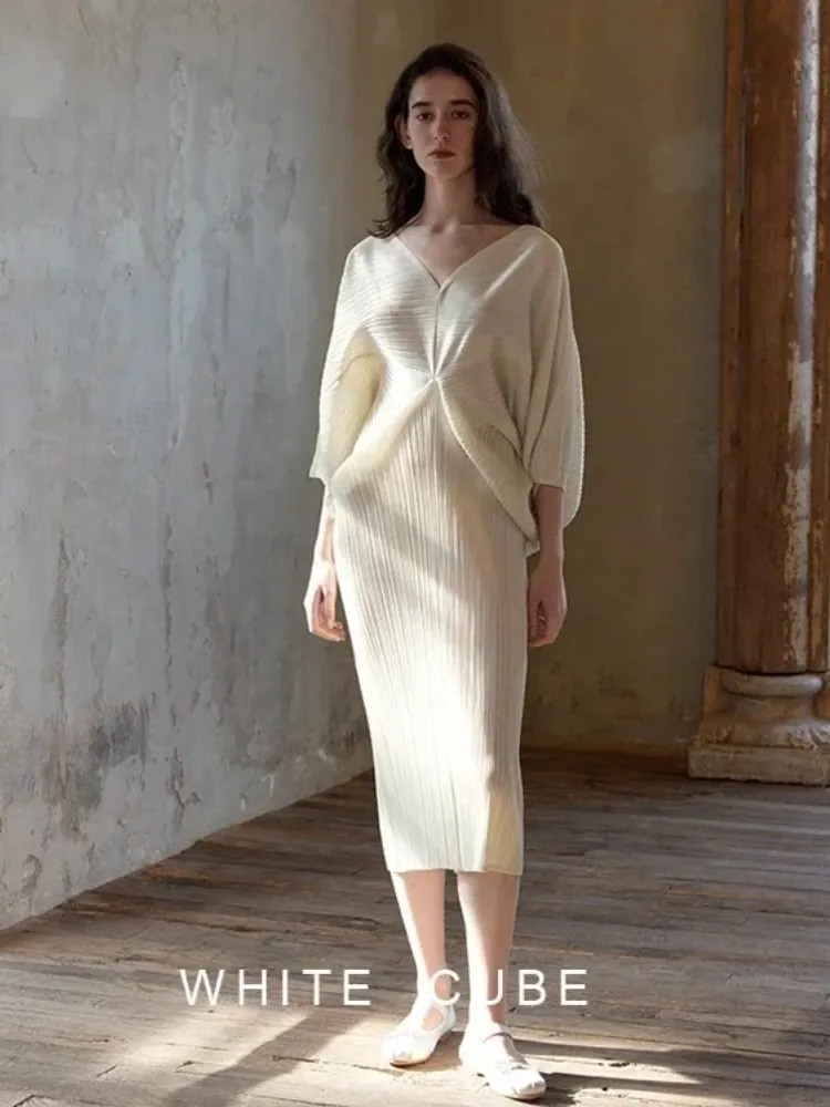 FOLD 2024 Herbstneue plissierte Miyake Arc Seven Sleeve Plissee V-Ausschnitt Damenkleider