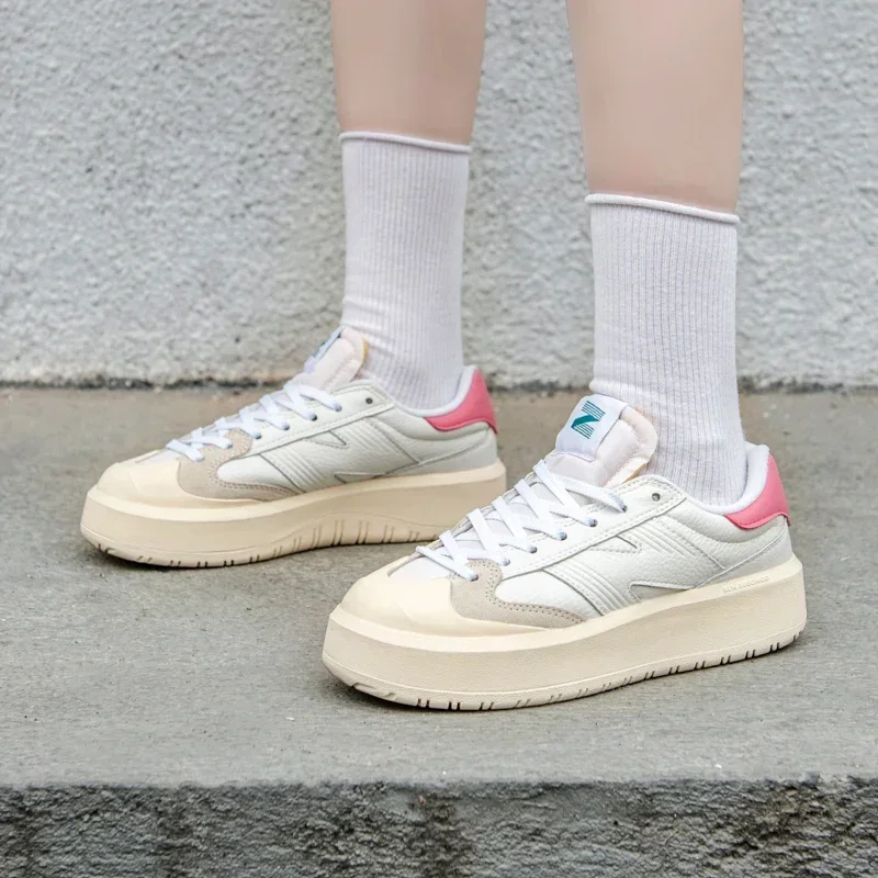 Fashionable and lightweight spring and autumn low cut couple shoes, multifunctional retro white shoes