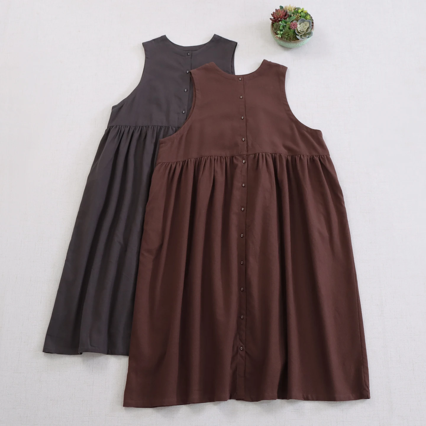 Japońska sukienka typu Mori Girl, jednolita, zapinana na guziki, damska, wiosenno-jesienna, z dekoltem typu O, bez rękawów, luźna, codzienna sukienka na ramiączkach z bawełny.