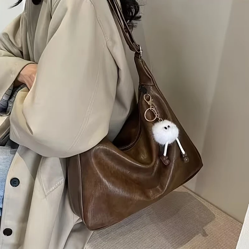 Damen-Umhängetasche aus weichem PU-Material mit großem Fassungsvermögen, im Vintage-Stil, lässige Crossbody-Tasche, Handtasche mit breitem Träger und einem niedlichen Plüsch-Schlüsselanhänger für den täglichen Gebrauch. – Detail 10