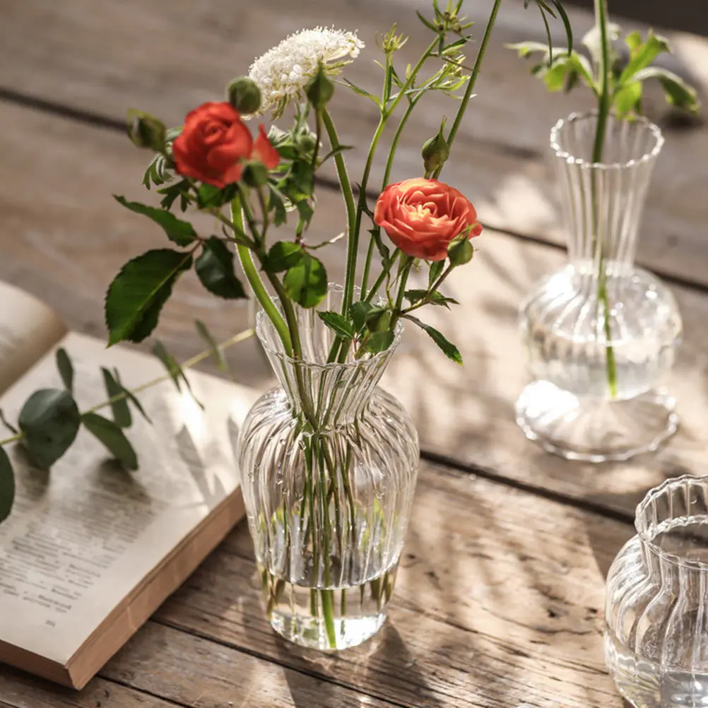 

1Pcs Striped Glass Vase Exquisite Detail Artistic Design Fresh Silk Flowers Home Decoration Flower Implement Decorative Vase