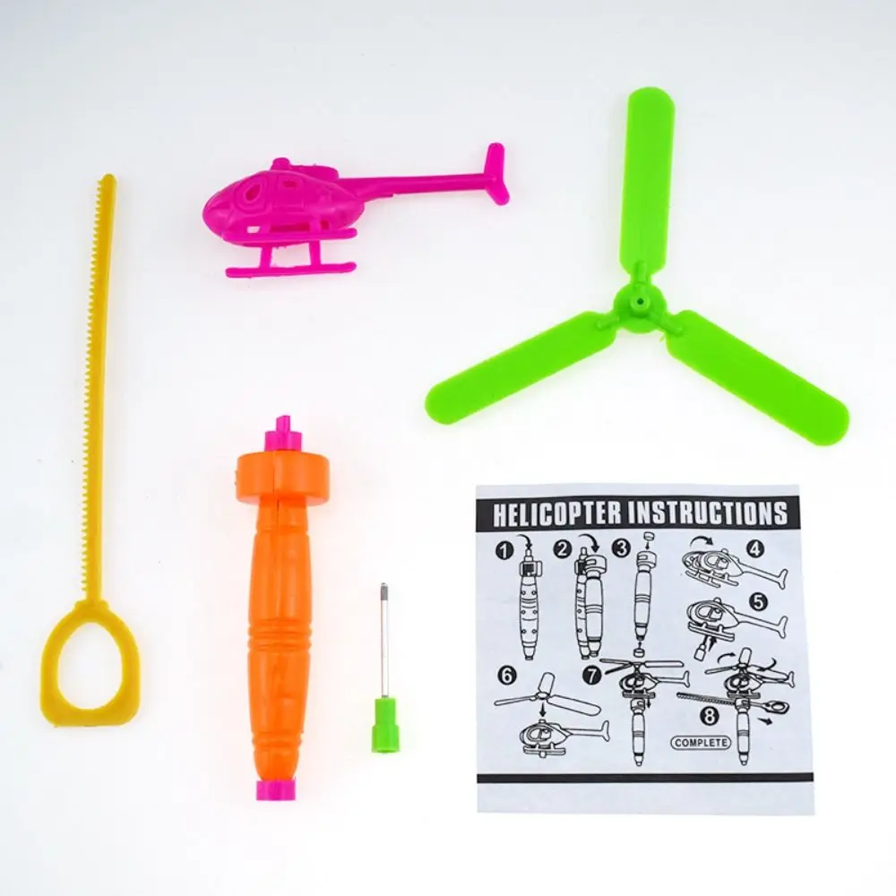 Plastic treklijn helikopter speelgoed met gemonteerd handvat Veelkleurige treklijn vliegtuigen buitenspel Mini trekkoord vliegtuig