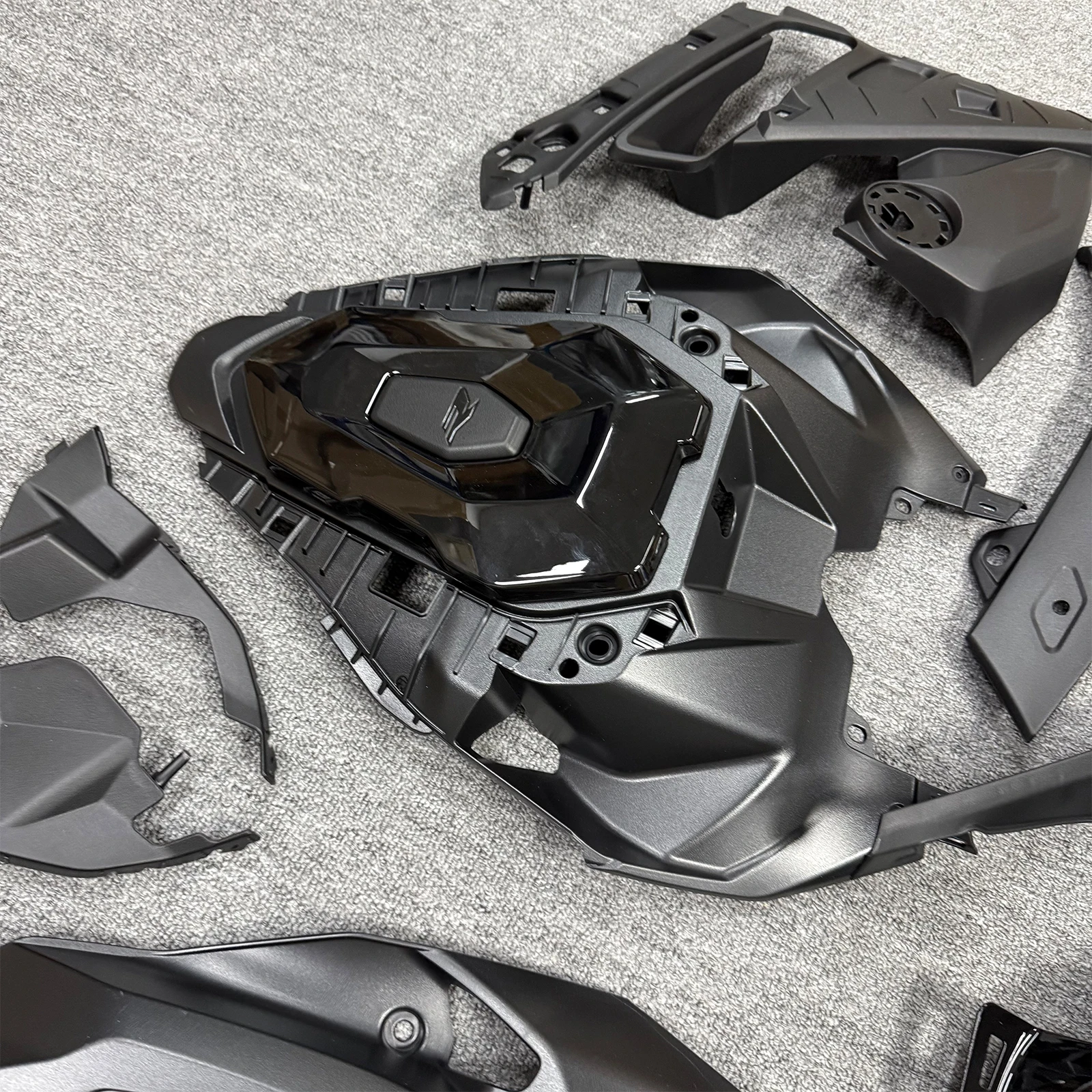 طقم هيكل خلفي مخصص لدراجة نارية BMW S1000R S1000 2025 موديل جديد. صندوق هدايا خلفي بإطار أسود وأحمر عالي اللمعان #6