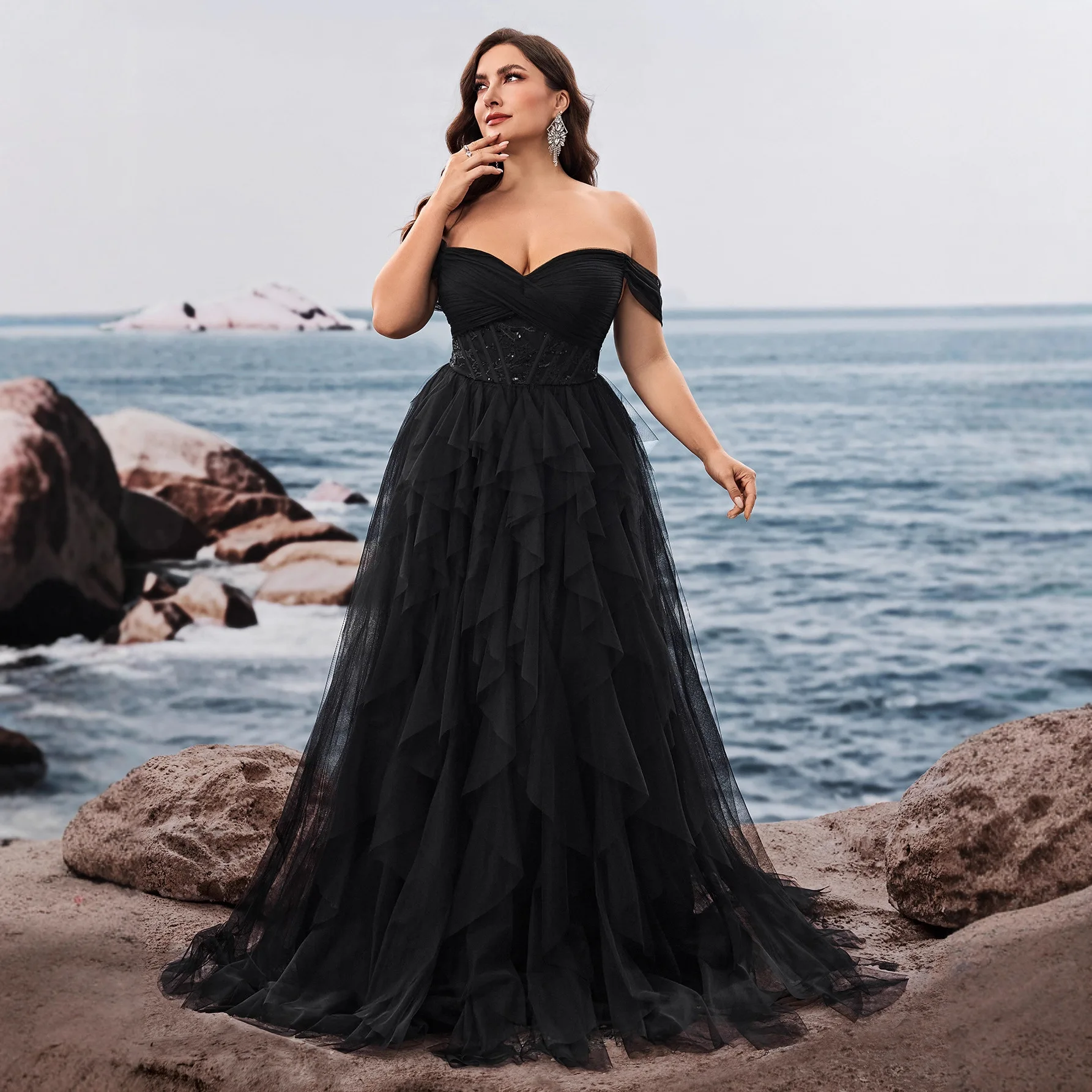 Abito da sera maxi nero taglie forti con spalle scoperte, scollo a cuore, corpetto arricciato, corsetto con perline in vita e balze a cascata in tulle, linea ad A