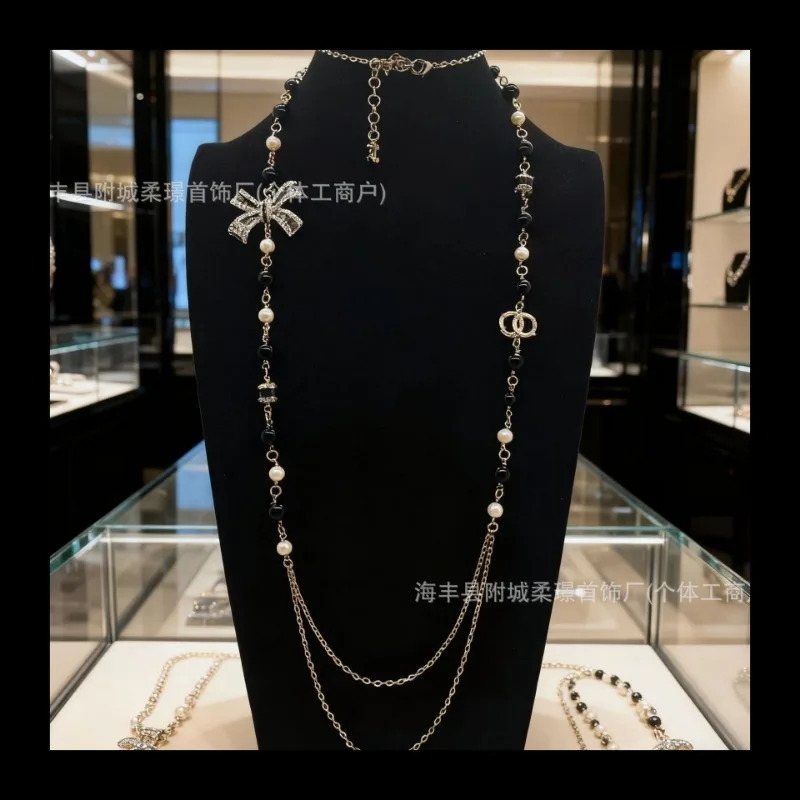 

Xiaoxiang's New Letter Fashionable Versatile Flash Diamond Pearl Sweater Chain Is Simple and High-end Fragrant Grandma Sweater C