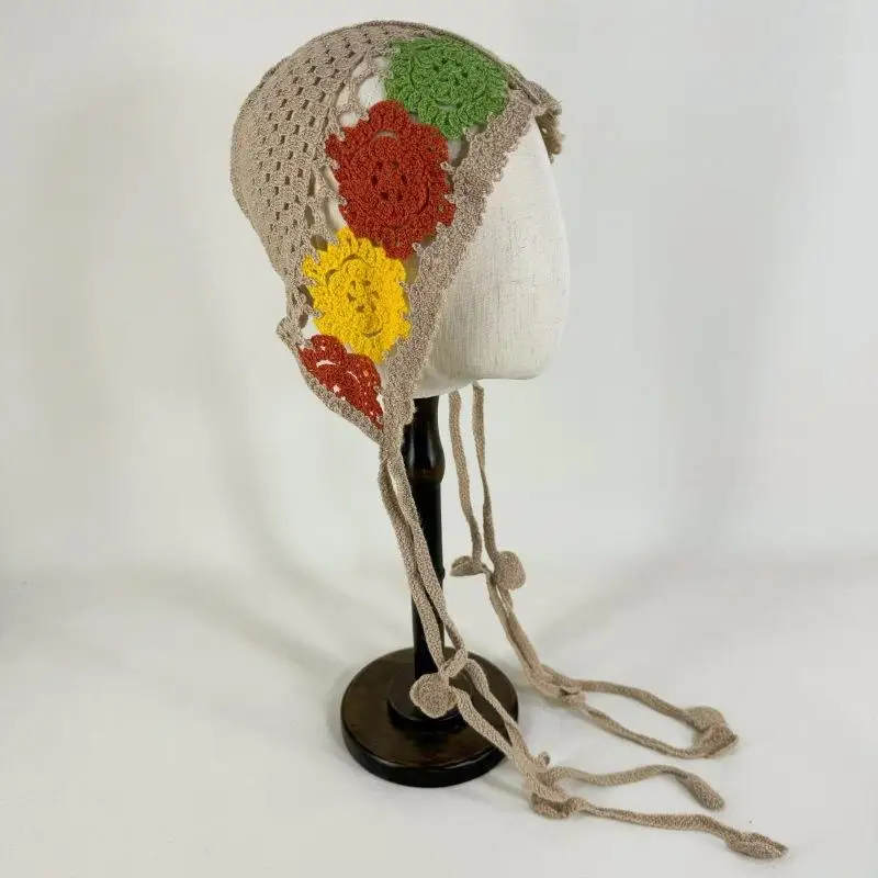 Boné boêmio moderno tricotado à mão para mulheres; Design de flor oca com borlas; Acessório de moda versátil de inspiração étnica