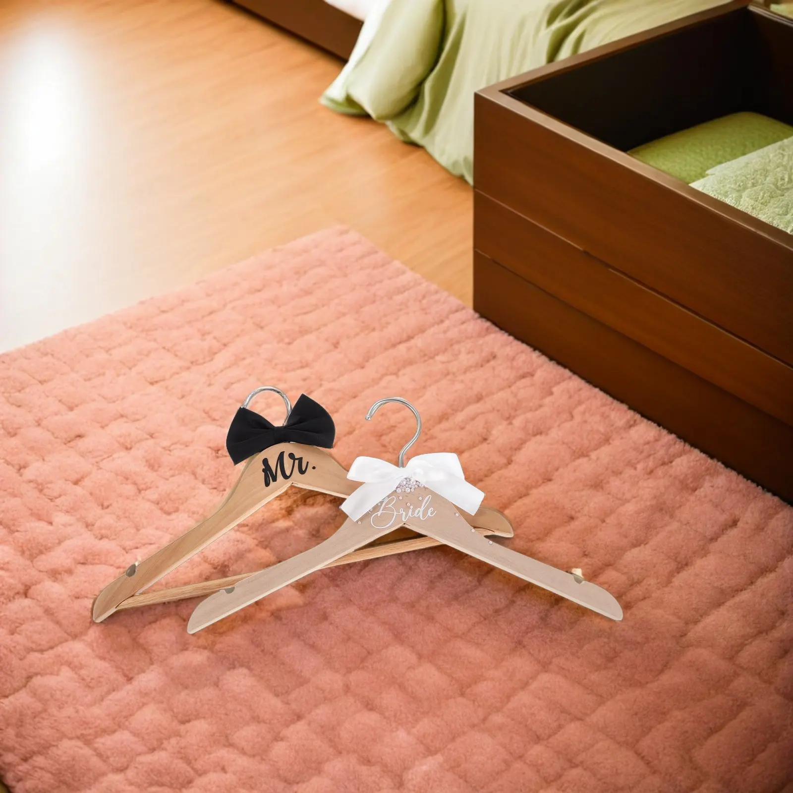 Lot de 2 cintres de mariage en bois massif pour robe de mariée et smoking, support pour nœud papillon, pour douche nuptiale et présentation de fête de mariage