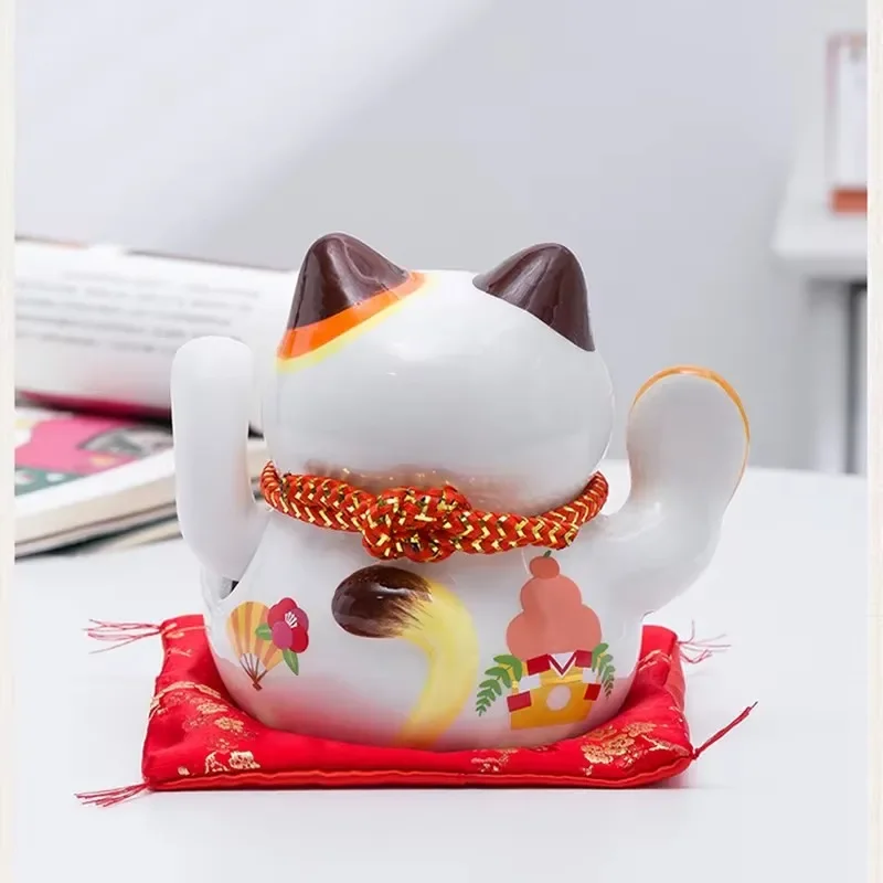 Maneki Neko الذي يعمل بالبطارية من السيراميك مقاس 5 بوصات مع يد ملوحة - ديكور منزلي Lucky Cat وهدية مثالية (رمز فورتشن)