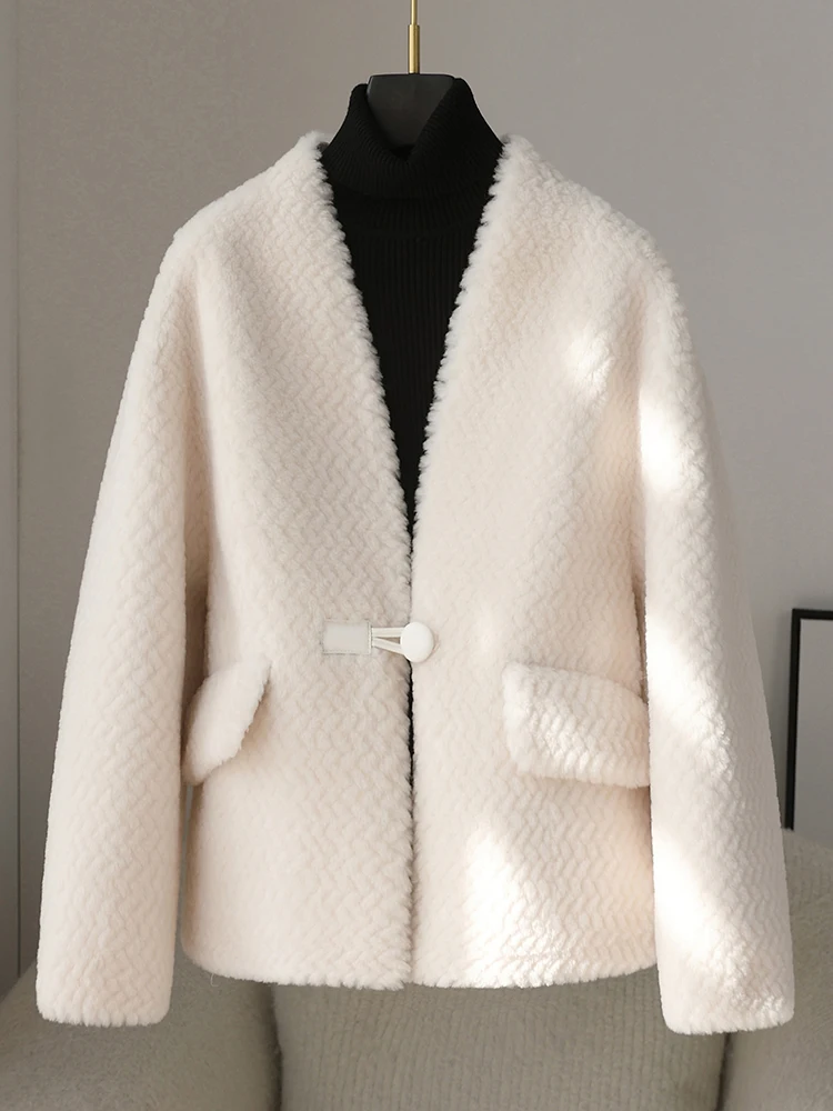 New shearling coat for women  V-neck granular lamb fur fur integrated fur coat