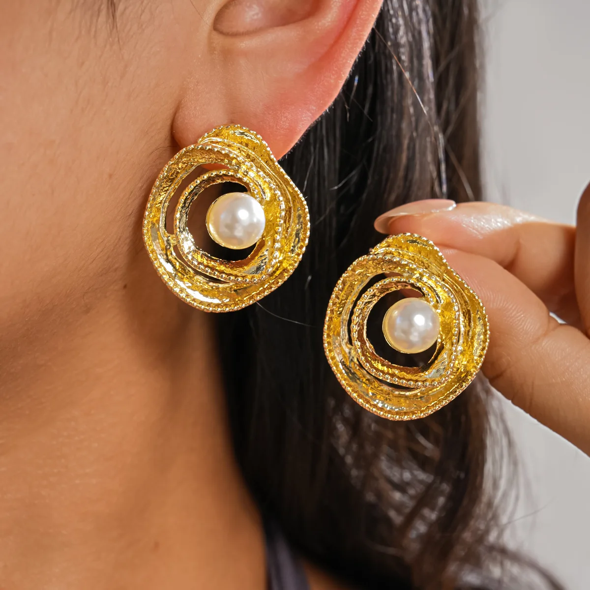 

European And American Metal Style Wrapped With Pearls, Fashionable And Individualistic Vintage Style, High-end And Sophisticated