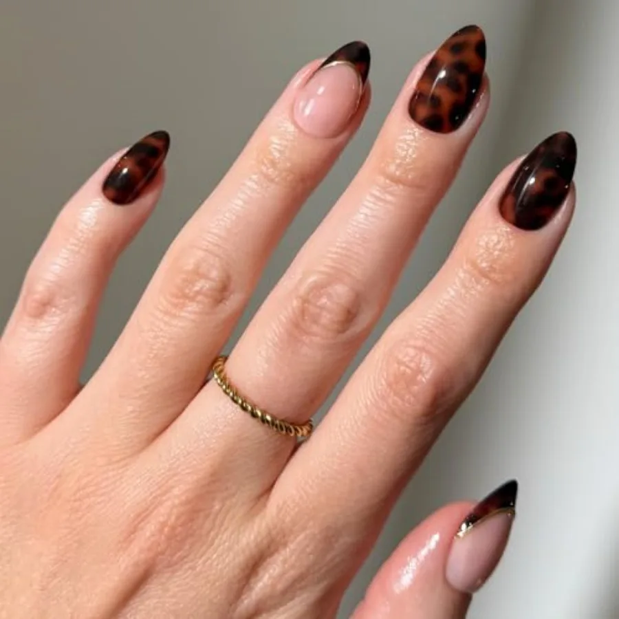 

Press On Nails KILLAZILLA Short Almond Tortoiseshell Fake Nails with French Tips Reusable for Daily Wear and Specia
