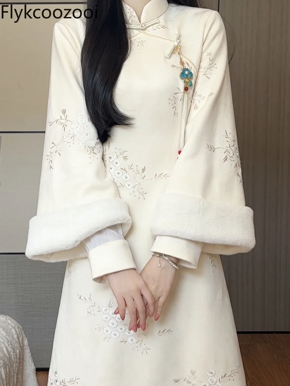 2024 Winter New Rice White Embroidered with Velvet Warm Qipao Inverted Large Sleeves Retro Style Cheongsam Dress