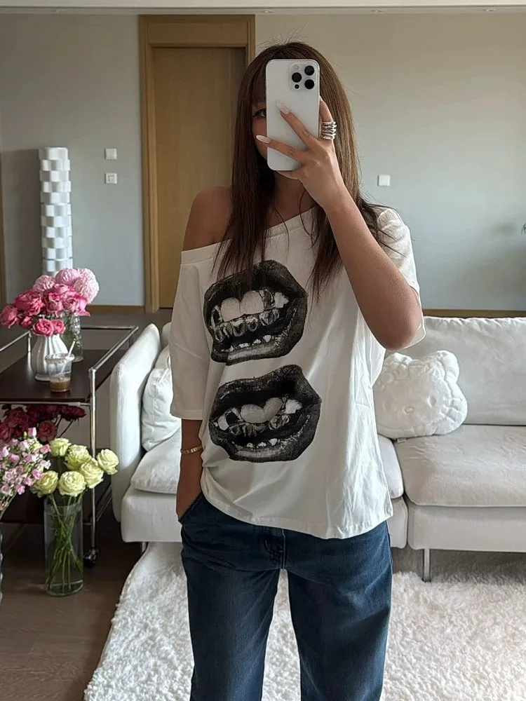 Short sleeved T-shirt for women's summer design, niche personality, loose fit, slimming top, white print