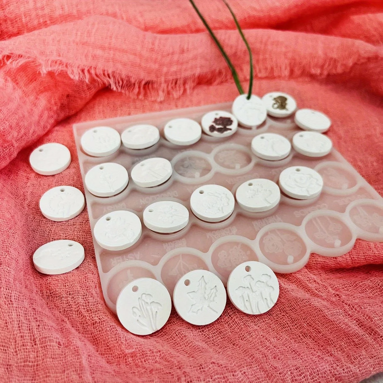 

Силиконовые формы для круглых цветочных подвесок, различные формы для подвесок в виде цветов, а также формы для гипсовых подвесок и форм для заливки гипсом.