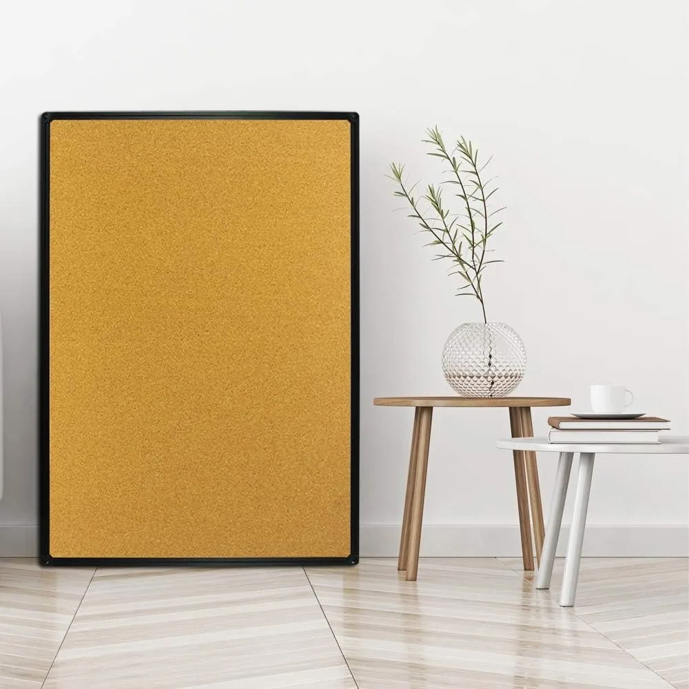 لوحة إعلانات من الفلين مقاس 36 × 24 بإطار من الألومنيوم الأسود مثبتة على الحائط للمكتب والمنزل والمدرسة مع دبابيس ضغط