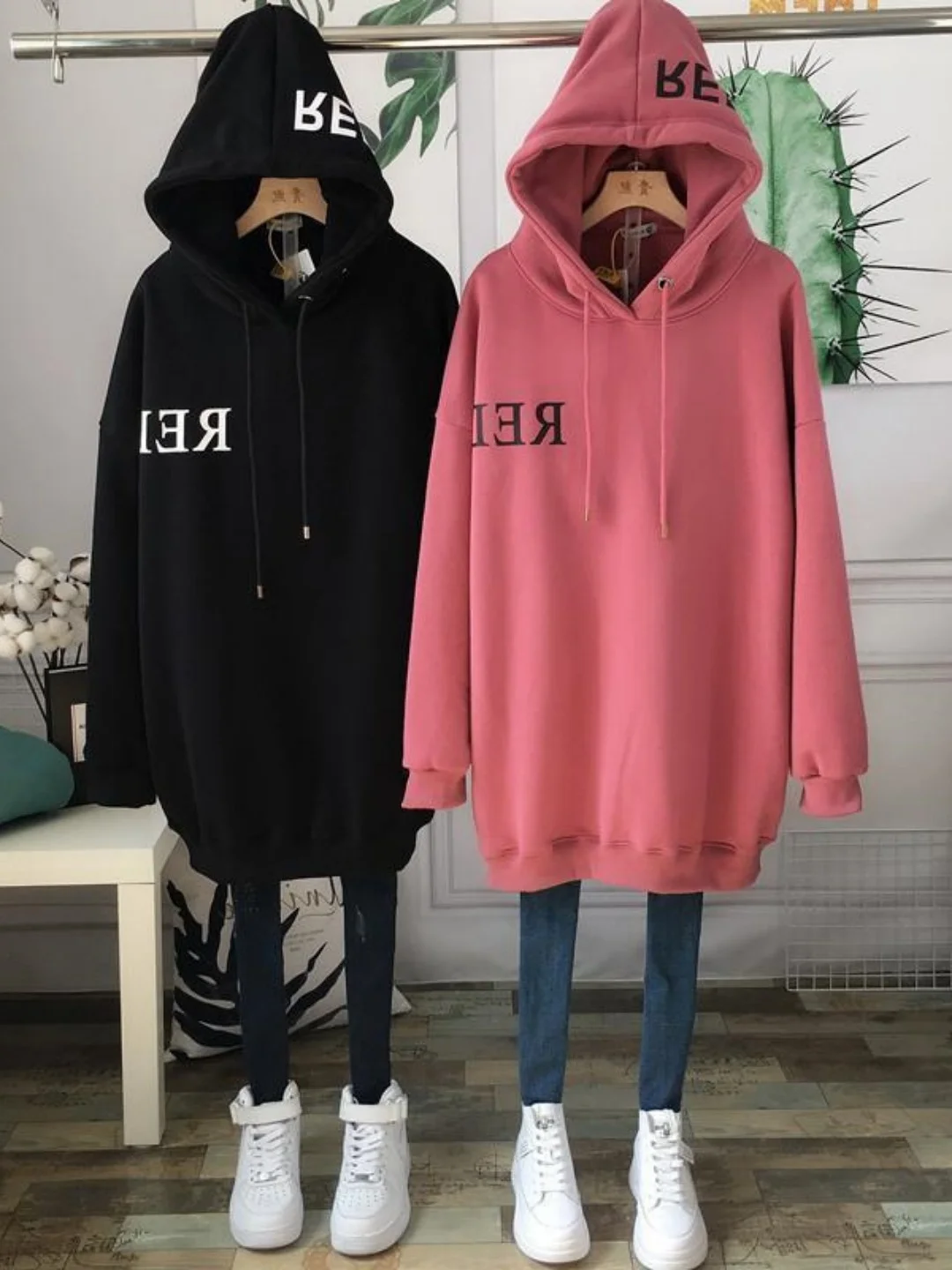 

Зимняя толстовка больших размеров с крупным буквенным принтом, на флисовой подкладке, свободного кроя, скрывающая недостатки фигуры, с длинными рукавами, женская, в корейском стиле