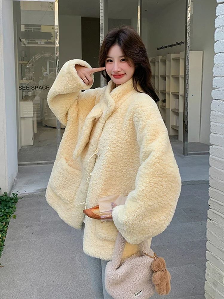 

Женская куртка из искусственной замши с мехом ягненка, теплая, молодежная, пушистая, повседневная, свободного кроя, с длинными рукавами, на пуговицах