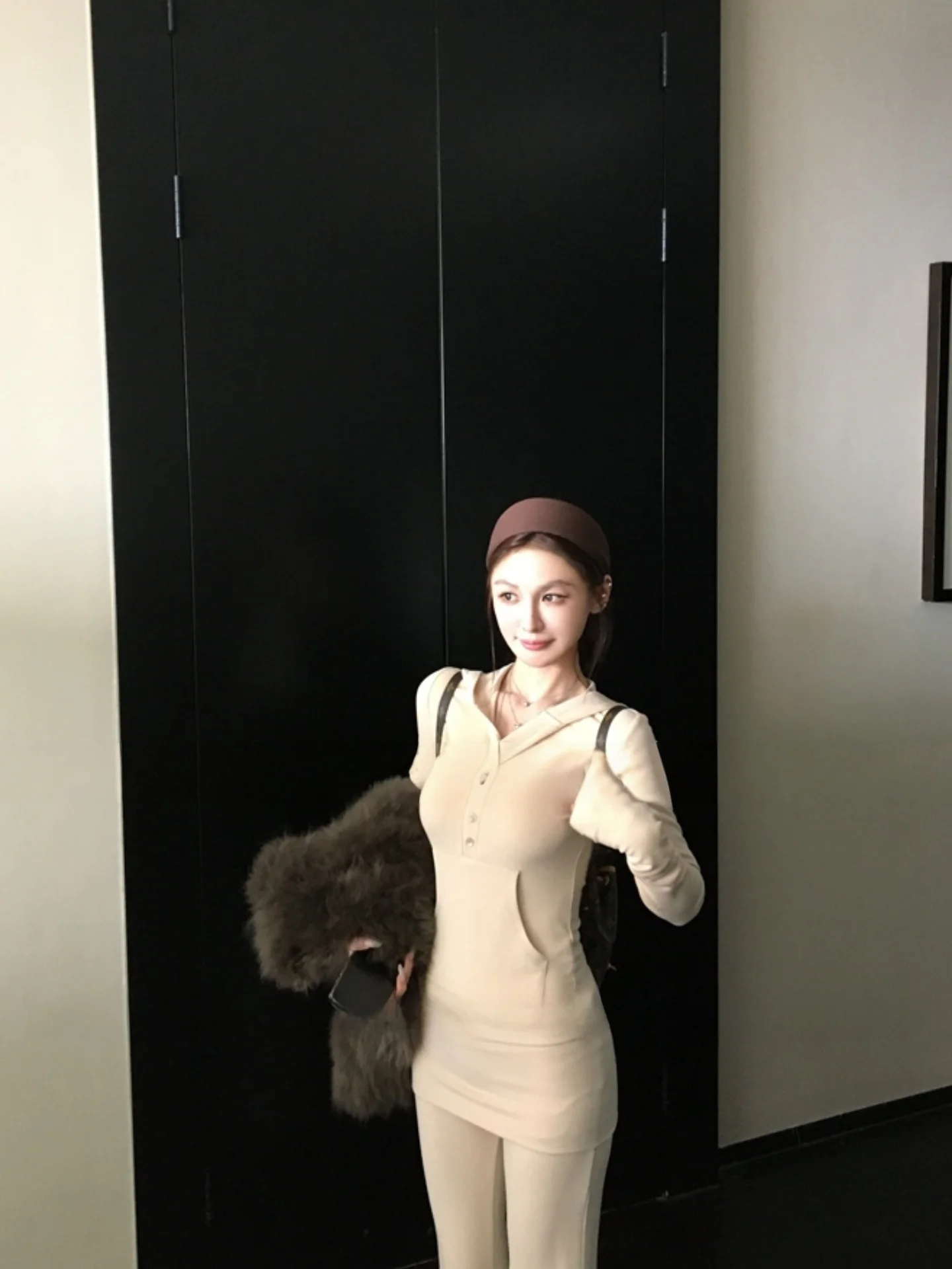 

Корейский стиль: женский спортивный повседневный комплект из худи и длинных брюк, облегающий крой, осенняя мода, для невысоких.