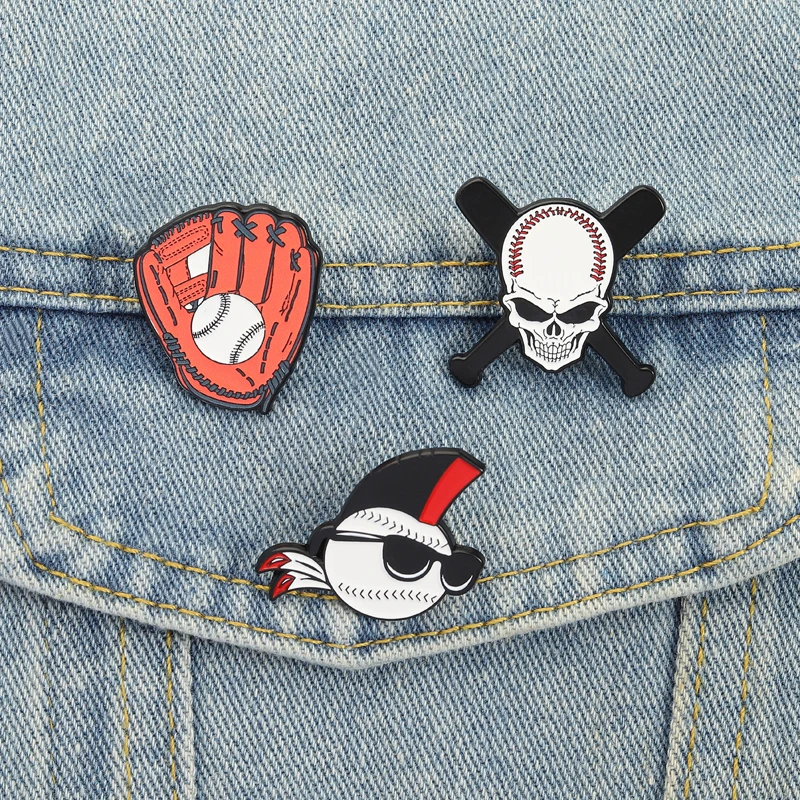 Baseball-Piraten-Totenkopf-Emaille-Pins, Screwballs, coole Punk-Frisur-Broschen, Anstecknadeln, Sportspiel-Schmuck, Geschenk für Freunde