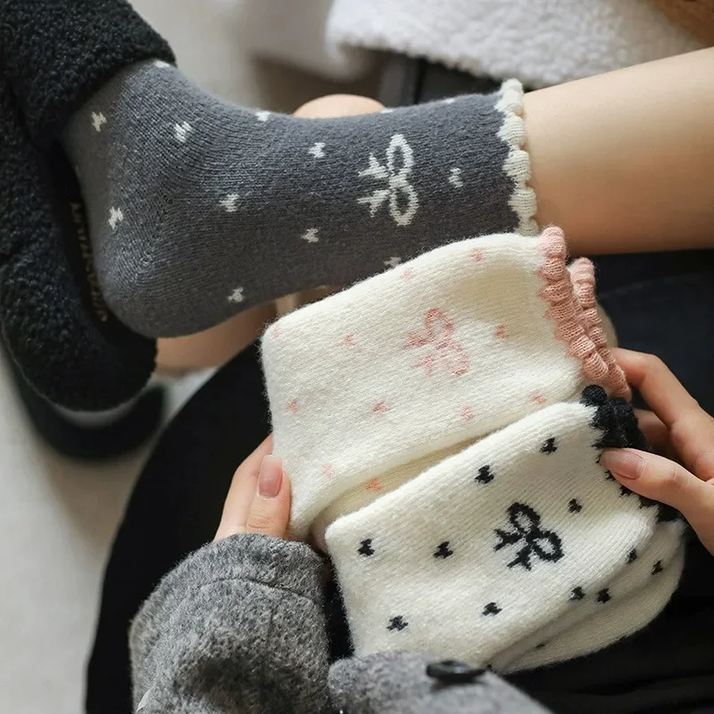 5 Paar Mix koreanischen Stil süße Schleife Plüschsocken Damen 2025, Winter warme pelzige Polka Dot Socken Damen dicke Baumwollstrümpfe