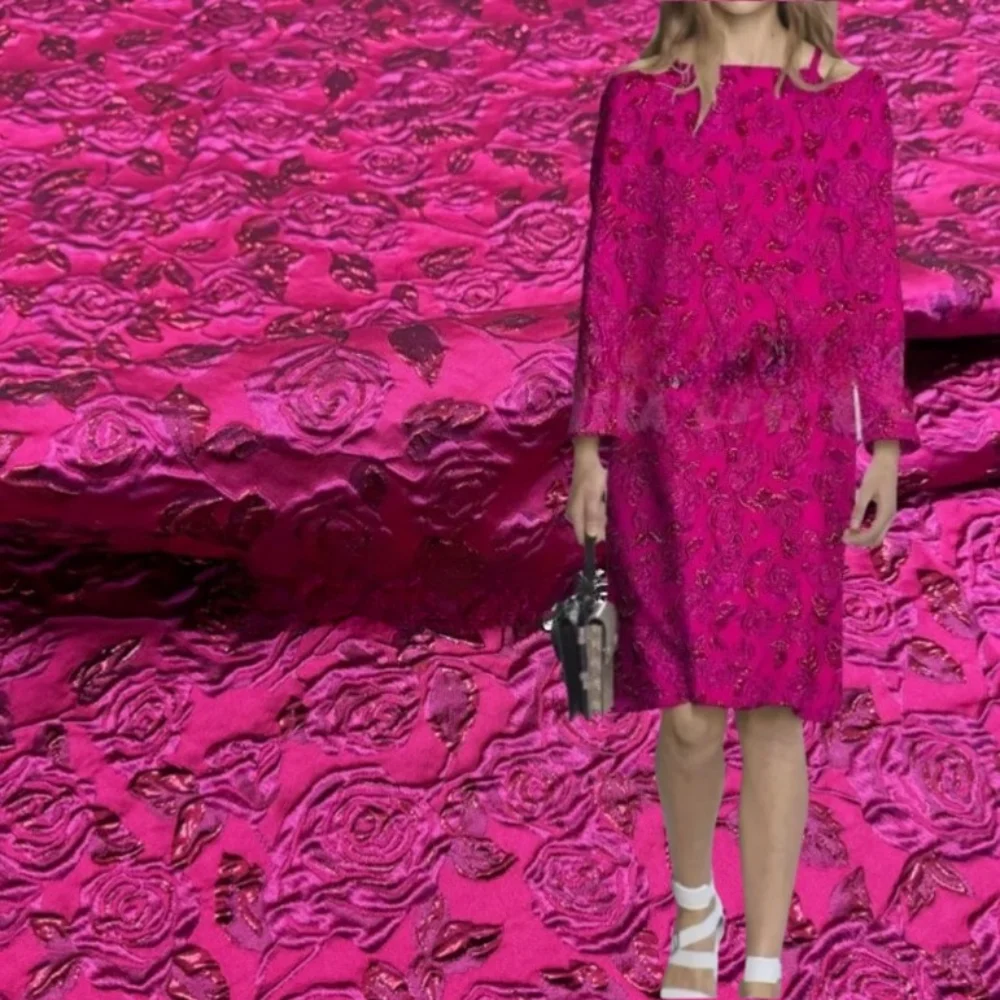 

Ткачество жаккардовой ткани Металлическая проволока Роза Рельефный костюм Куртка Ветровка Дизайнерские ткани на метр Ткань Швейный материал для одежды