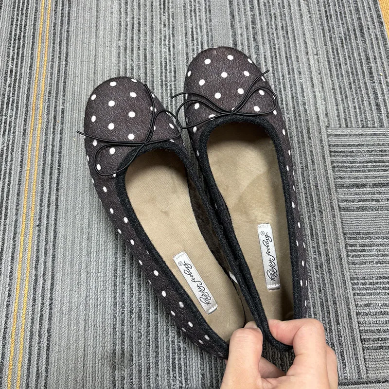 Wintermode: Flache Schuhe mit Fellbesatz, zum Hineinschlüpfen, für Damen, Ballettstil, neue Herbstkollektion, mit Schmetterlingsknoten, runde Zehen, flache Damenschuhe mit Plüschfutter. – Detail 6