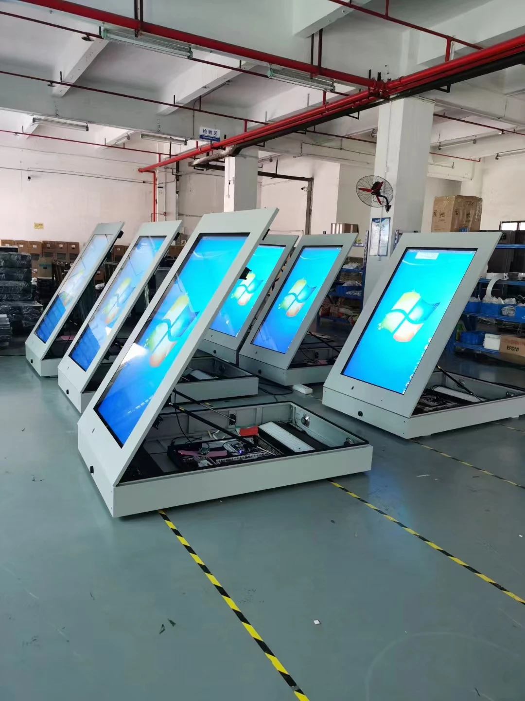 55 65 "75 Inci Video Multimedia Luar Ruangan Monitor LCD Pemutaran Iklan