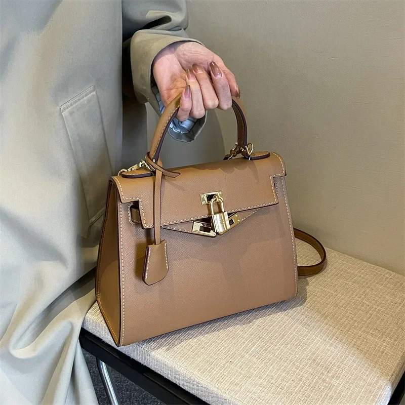 

Luxury Brand Leather Shoulder Bag for Ladies, Timeless Classic Design Featuring Multiple Pockets and Secure Zipper Closure