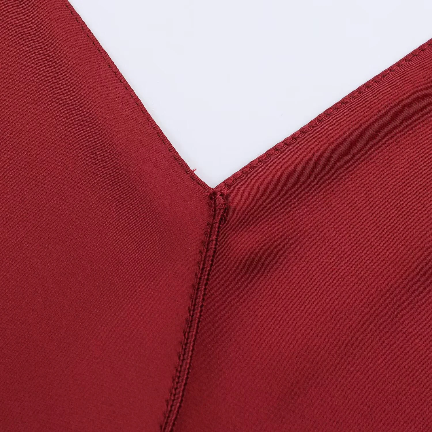 Estilo europeo y americano 2025 invierno nuevo vestido sin espalda con tirantes y cuello en V con textura satinada de seda para mujer