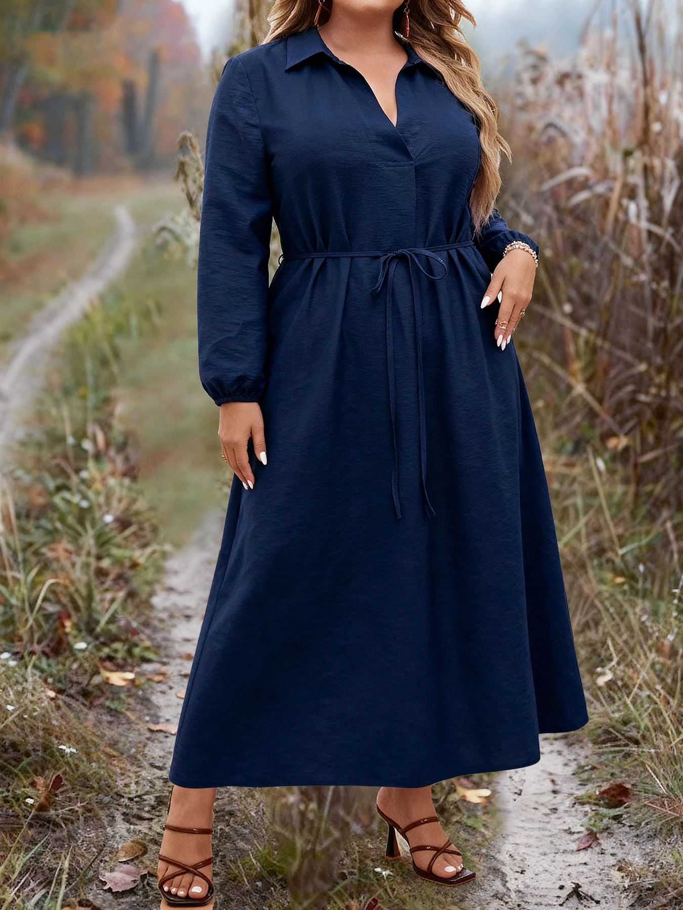 

Женское темно-синее платье-рубашка больших размеров с завязками на талии и длинным рукавом, свободное