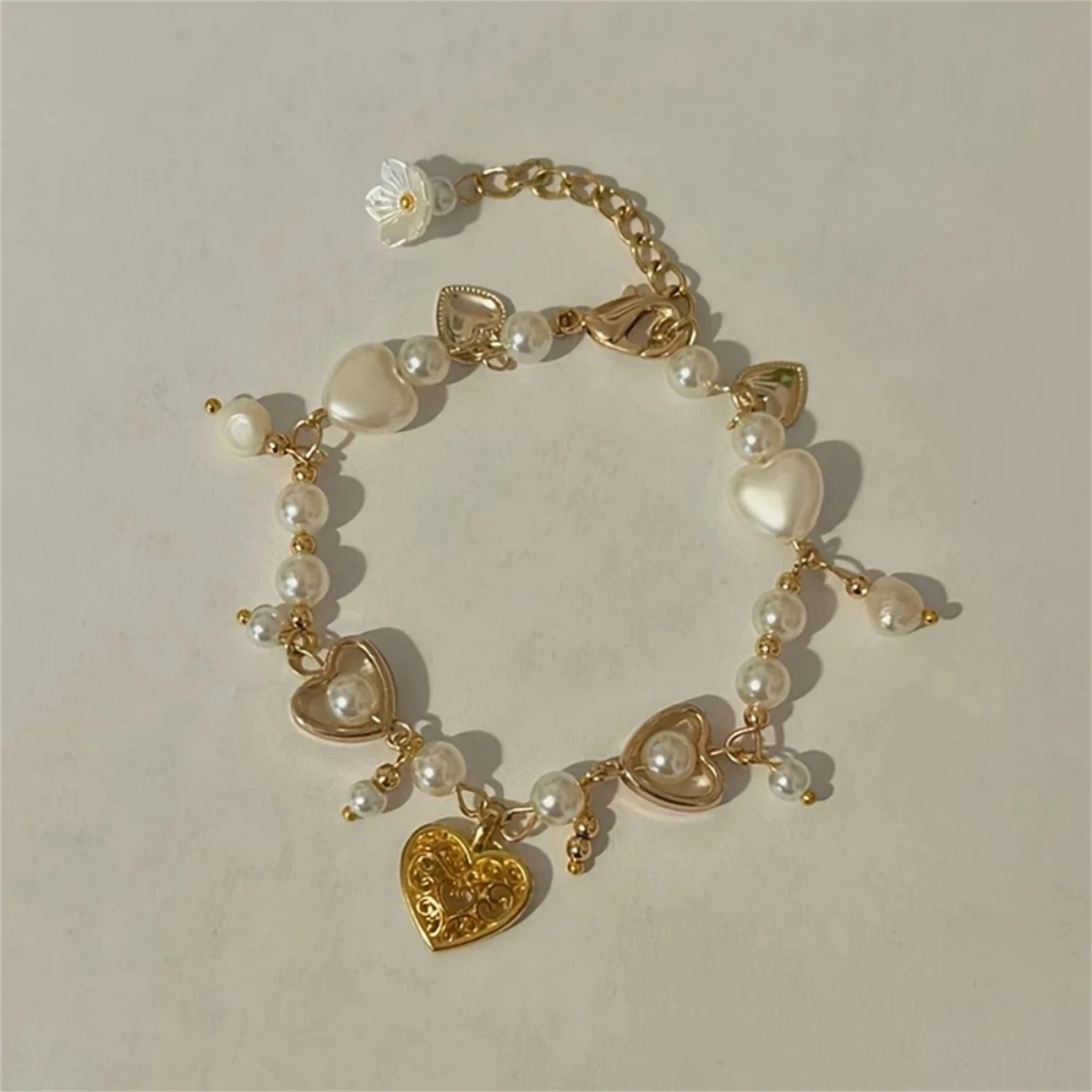 

WAKA Women's Pearl & Heart Charm Bracelet Dainty Boho Vintage Style Adjustable Chain Elegant Fashion Jewelry for Daily & Party