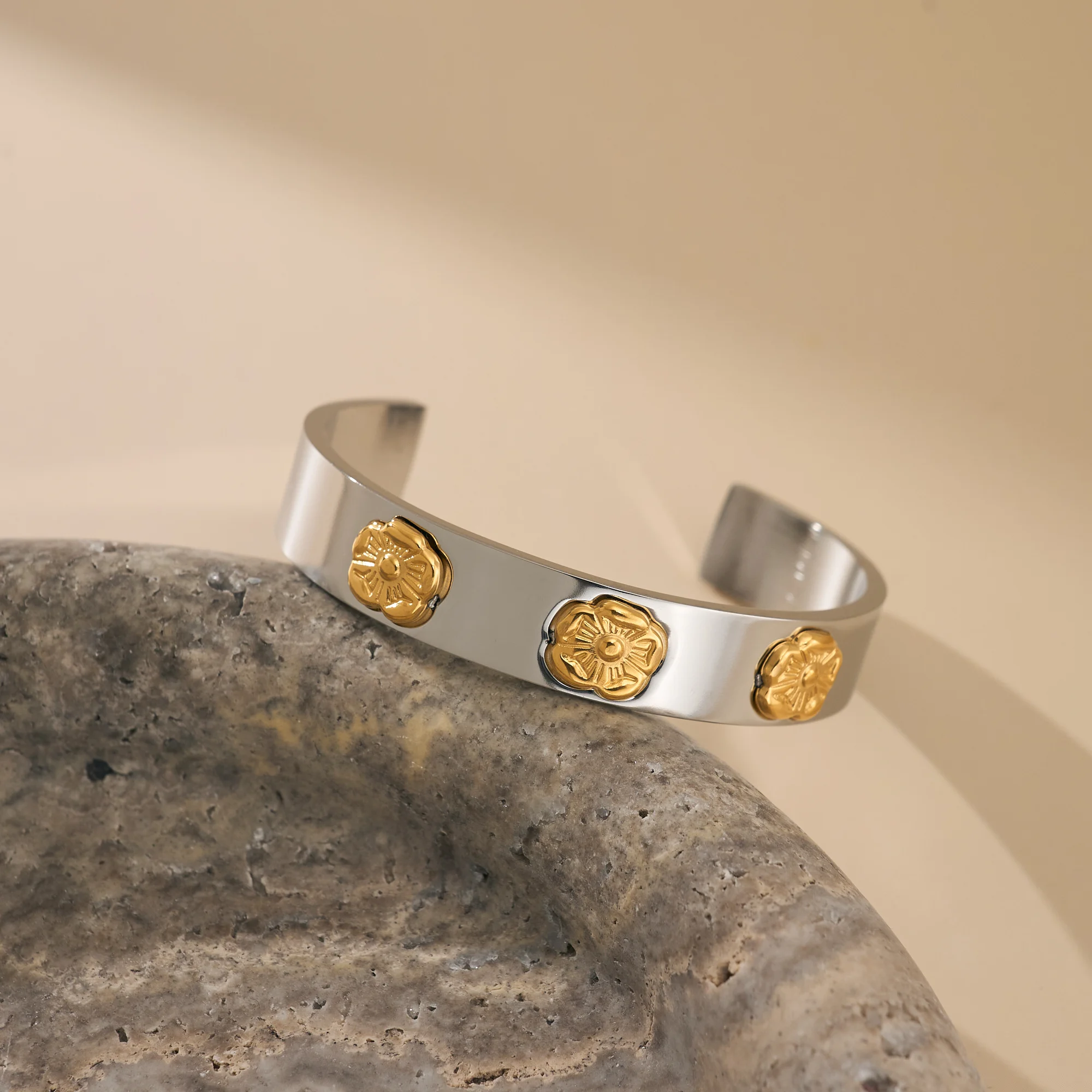 

DASEIN 2025 New Ins 18k Gold Plated Stainless Steel Bangles Vintage Twist Super Shine Idol Dance Open Mixed Flower Bracelet