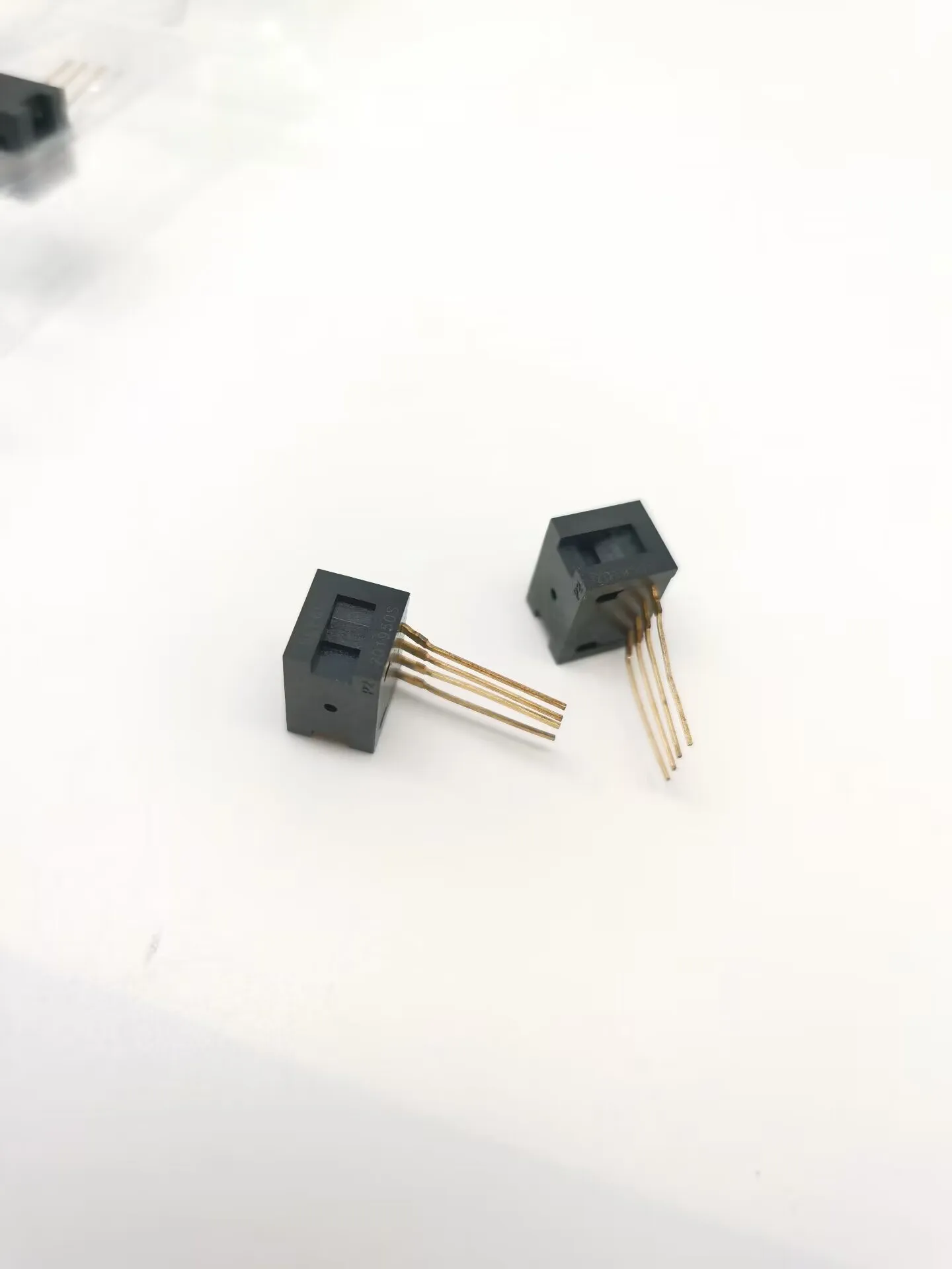 

26PCCFD6G Honeywell Miniature Low Pressure Sensors: 26PC Series, Uncompensated/Unamplified, 15 psi Pressure Range