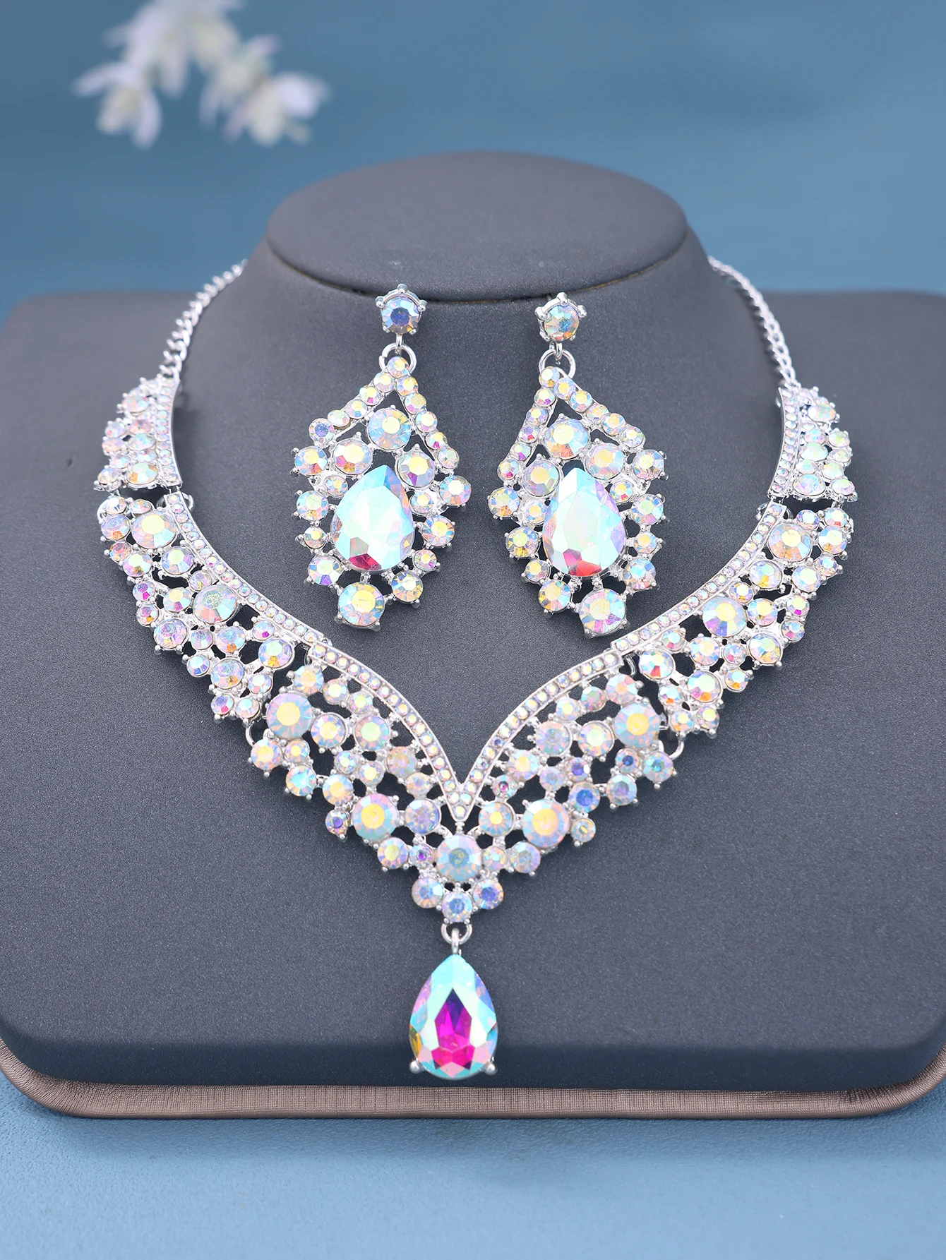 Ensemble de bijoux de mariée: collier et boucles d'oreilles en feuilles élégantes haut de gamme disponibles en violet bleu vert rouge et blanc adapté aux robes de mariage
