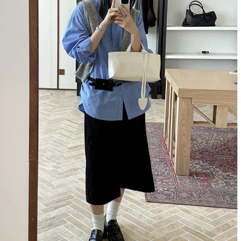 A nova camisa de lapela outono 2025 tem um design solto e mangas compridas, em camadas com um top solto e versátil