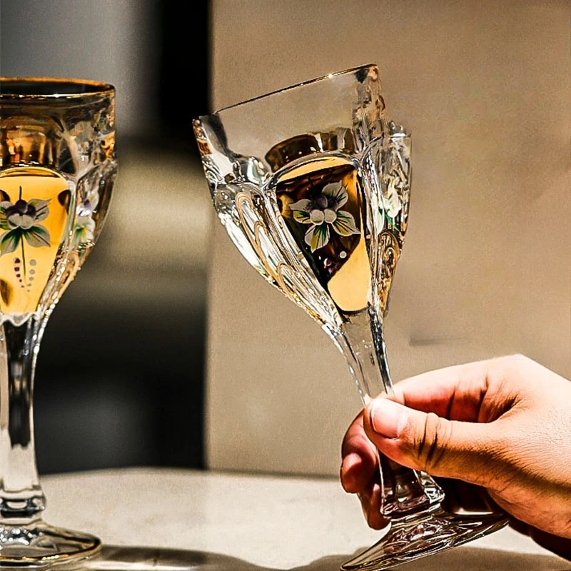 Crystal glass gold-painted tall red wine glasses, a pair of gift box champagne glasses
