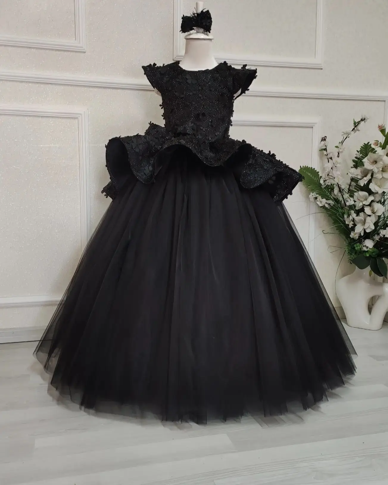 Black Flower Girl Dresse Appliqued Beads Sweep Train Kids Birthday Party Pageant Gowns Tiered Children Wedding Guest Dresses