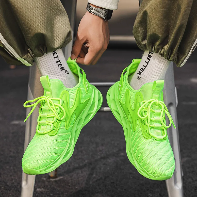 

Повседневный и универсальный спортивный и модный простой и минималистичный. Особенности противоскользящей и износостойкой дышащей и впитывающейся обуви.