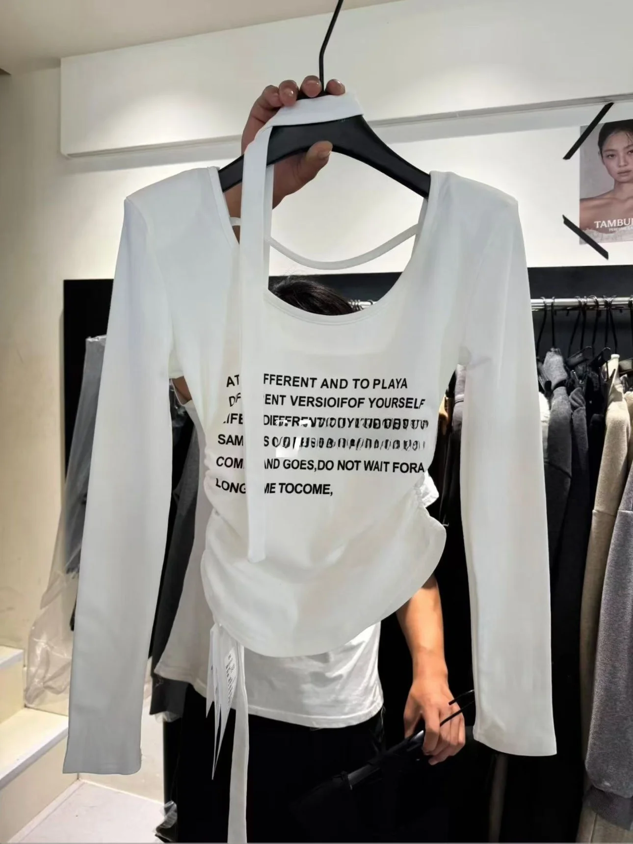 تي شيرت نسائي شتاء 2025 بقصة ضيقة طويلة Sve بتصميم كوري مطبوع عليه حروف علوية قطنية ناعمة ومريحة U-Ne