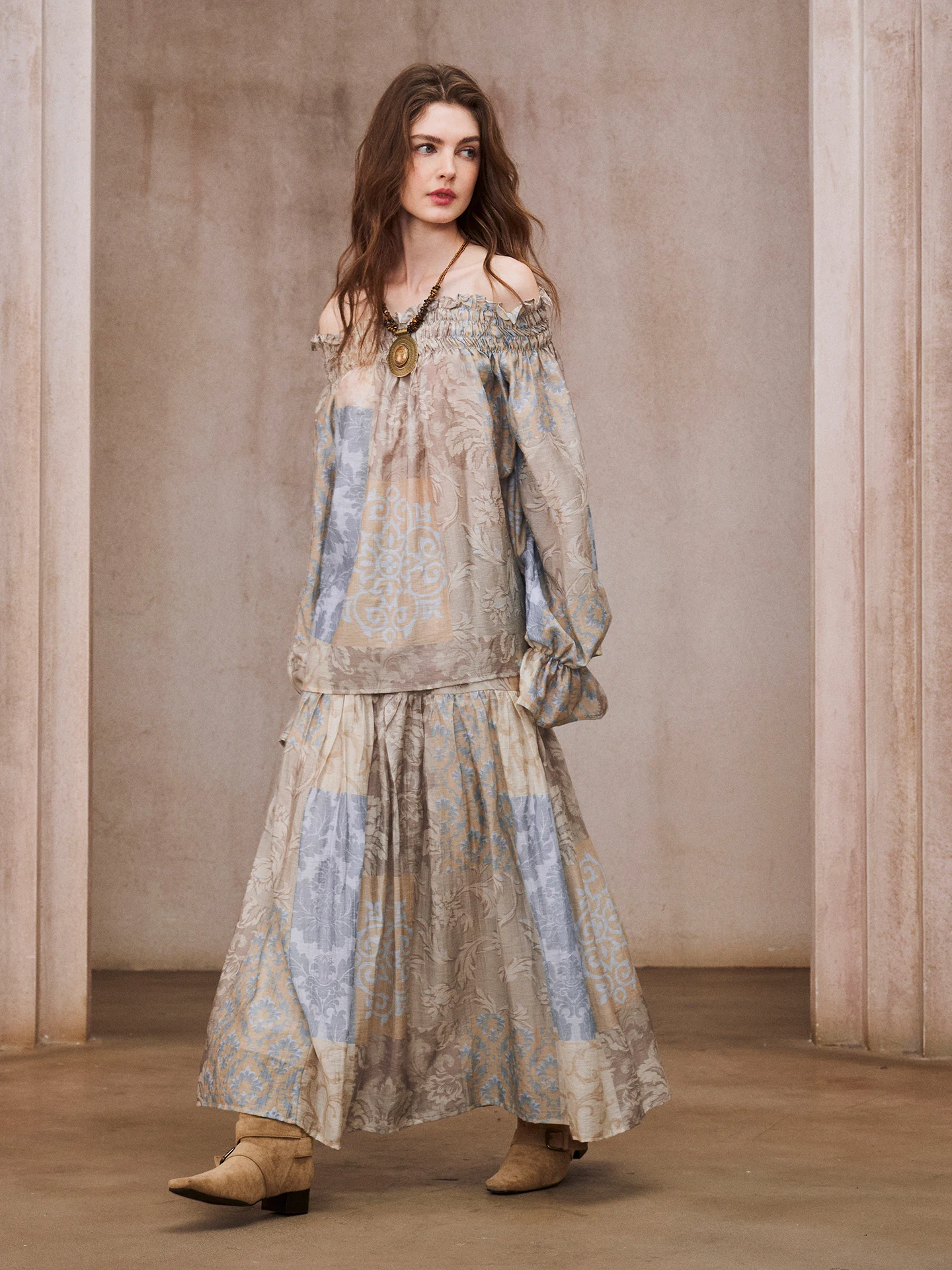 

Комплект Miorastudio: винтажный синий топ на одно плечо с плиссировкой и праздничным принтом, прямые брюки-трубы во французском стиле, длинные рукава, женский костюм