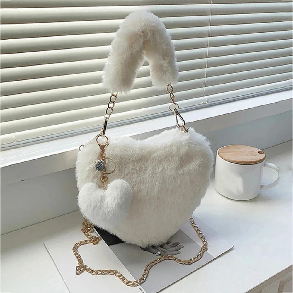 Faux Fur w kształcie serca małe torebki damskie puszyste pluszowe damskie torby na ramię z łańcuszkiem moda kobiece futrzane codzienna torebka z kopertówką
