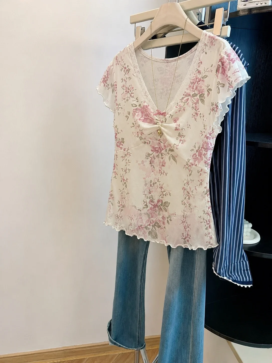 Elegant Floral Print V-Neck T-Shirt with Ruffle Sleeves And Knot Detail Versatile Slimming Top for Women Summer Fashion
