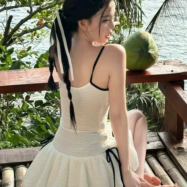 Bikini de una pieza estilo vestido traje de baño para mujer cubierta de carne adelgazante sensación de pecho pequeño traje de baño de sensación de alta gama